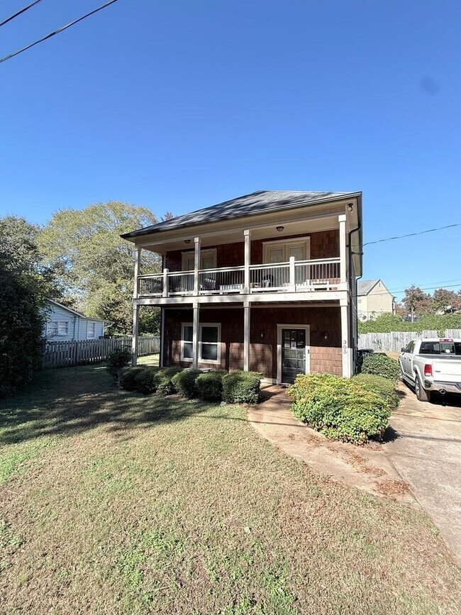 Foto del edificio - Four Bedroom Near Downtown Available for Pre-Lease!