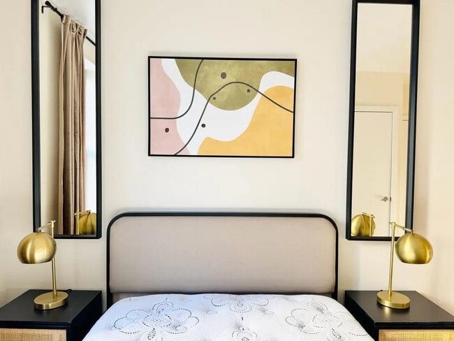 Foto del edificio - Furnished room/NOT APARTMENT