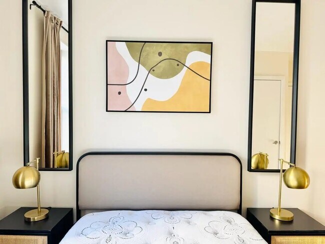 Building Photo - Furnished room/NOT APARTMENT