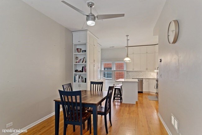 Foto del edificio - 2 br, 2.5 bath  - 855 W Erie St Apt 119