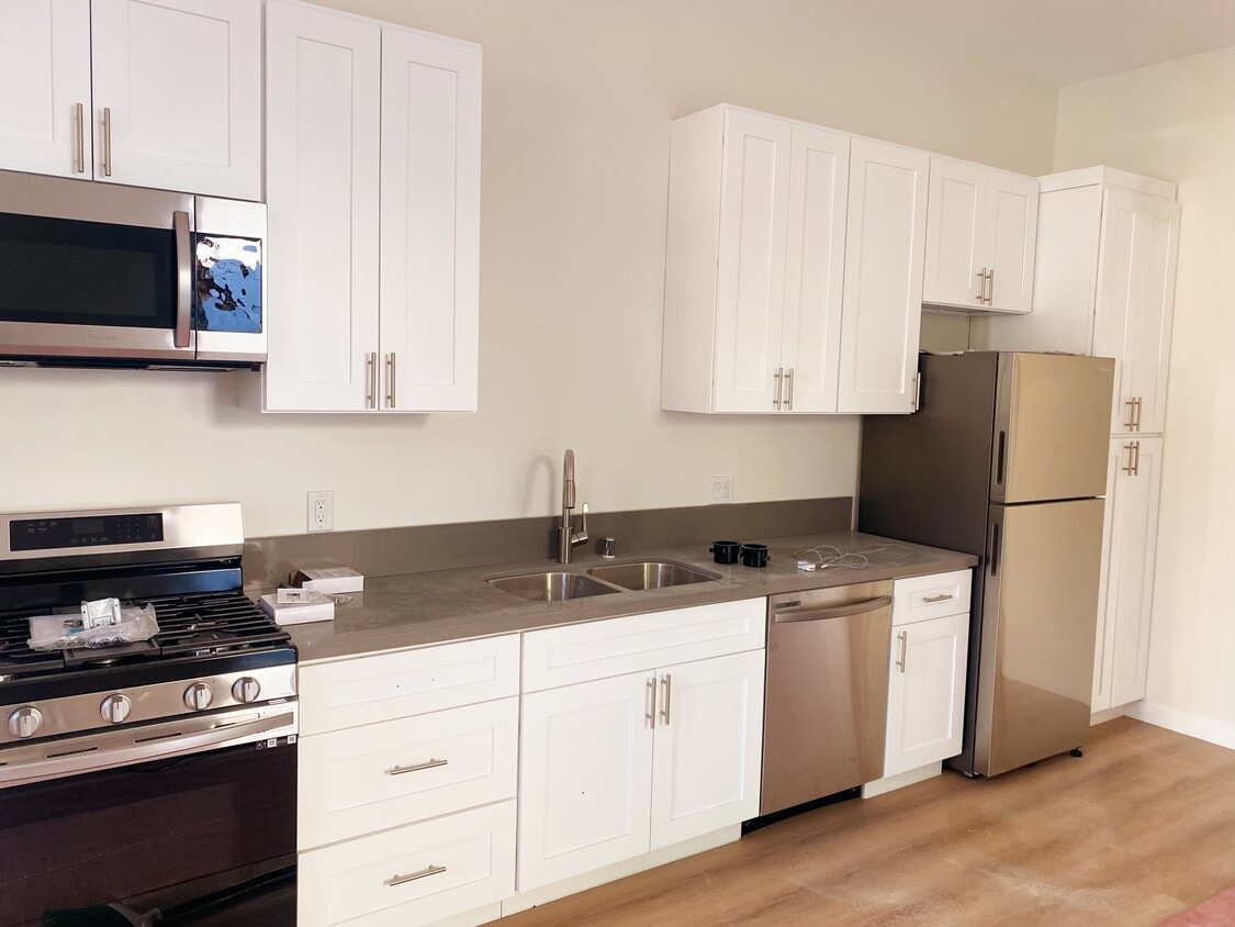 Large Kitchen with new high end SS appliances - 3110 Carlyle St