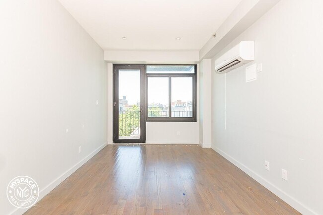 Foto del edificio - 594 Bushwick Ave