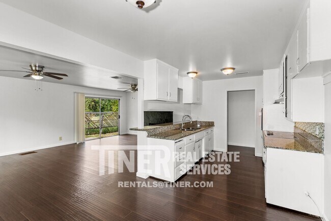 Building Photo - South Land Park home with golf course/natu...