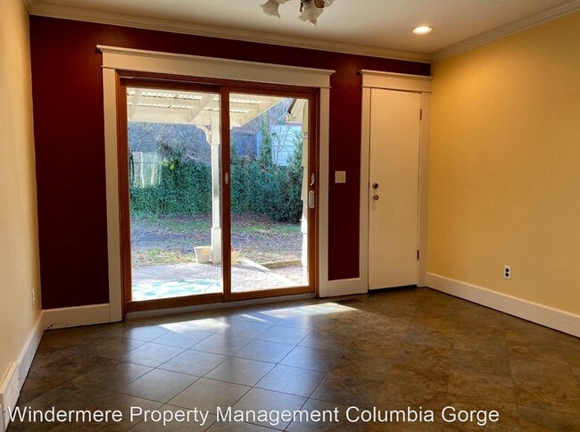 Building Photo - 3 br, 2 bath House - 418 E. 13th Street