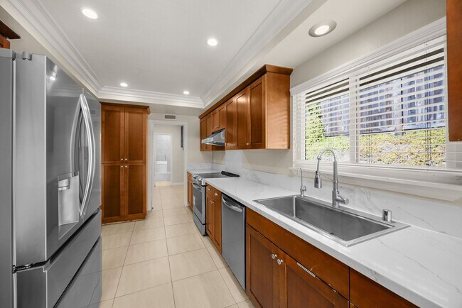 Building Photo - Beautifully upgraded 4-bedroom, 3.5-bathro...