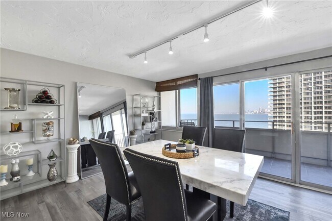 Foto del edificio - 12900 Lake Ave