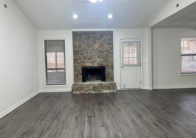 Building Photo - Spacious, Updated 3 Bed/2 Bath Ranch!