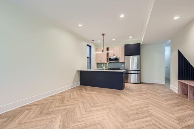 Foto del edificio - 3 bedroom in Chicago IL 60647