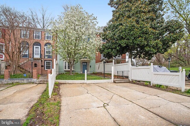 Foto del edificio - 8141 Lakepark Dr