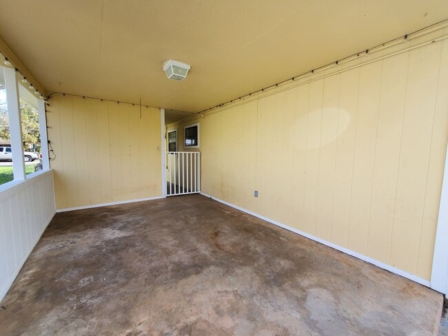 Building Photo - Cute 3 Bedroom 1 Bath with a fenced back y...