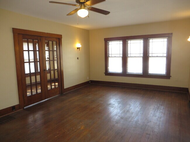 Foto del edificio - 826 Nuttman Ave