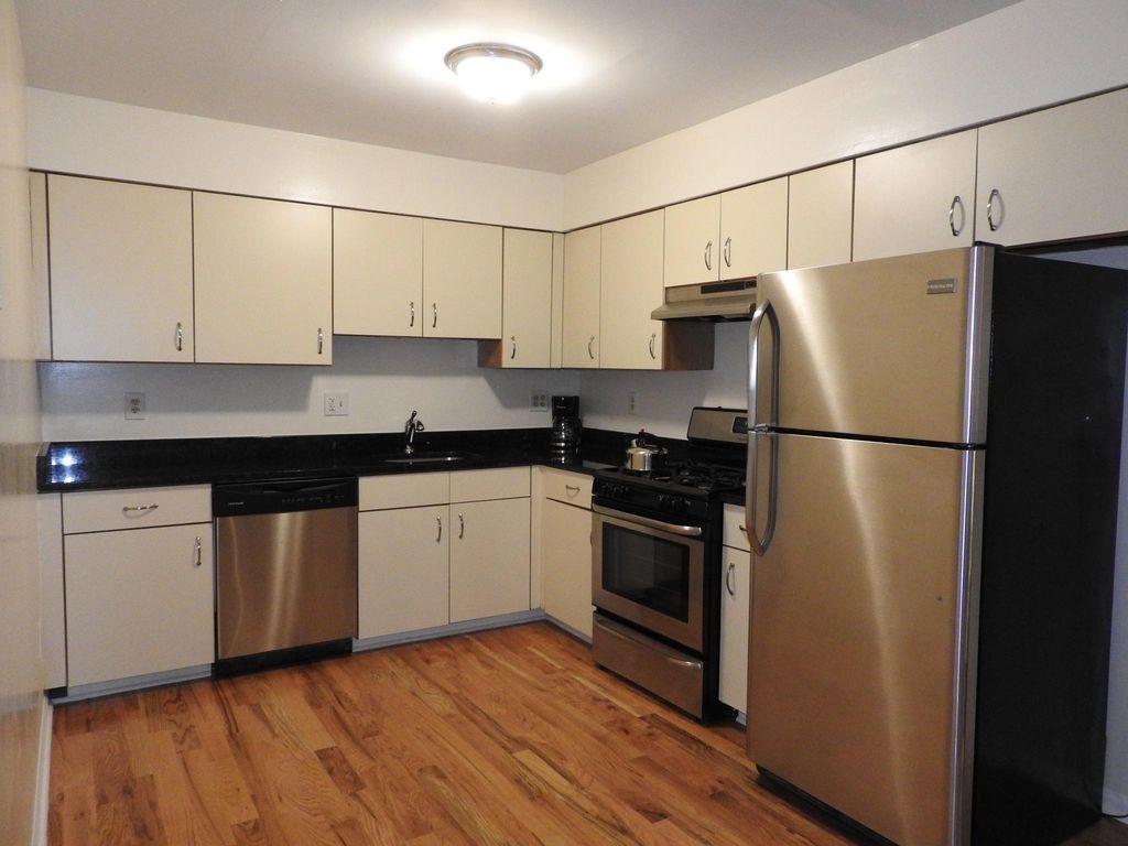 Primary Photo - 384 Monmouth St