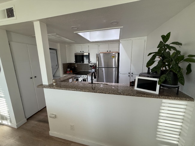 Building Photo - 23335 La Crescenta