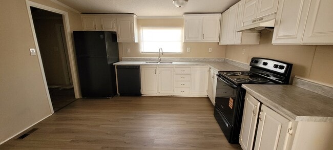 Foto del edificio - 724 Creek Ridge Rd