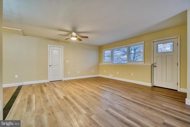 Building Photo - 1737 Manor Rd