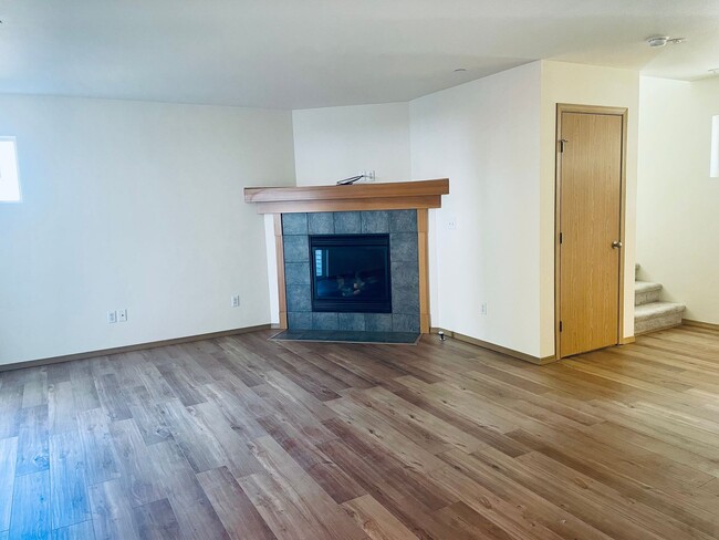 Building Photo - Delightful DuPont 3 Bedroom Home