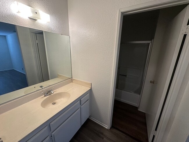 Building Photo - $500 OFF 1ST MONTHS RENT!! Spacious 2 bedr...