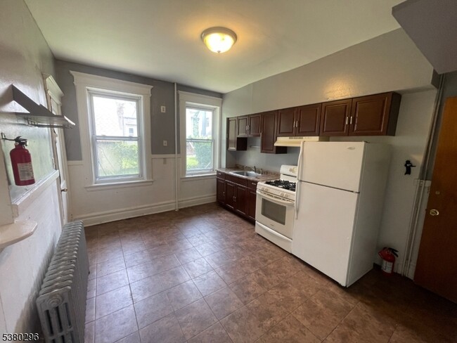 Building Photo - 43 Mapes Ave