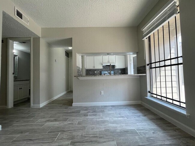 Foto del edificio - 6701 Sands Point Dr