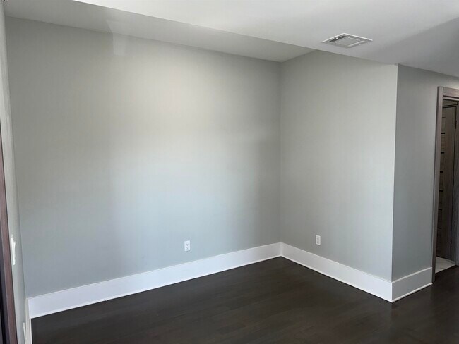 Foto del edificio - 76 Corbin Ave