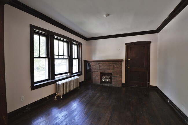 Building Photo - 3741 W Roscoe St