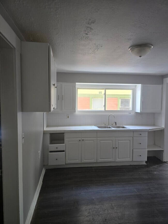 Building Photo - 8103 Whitethorn Ave