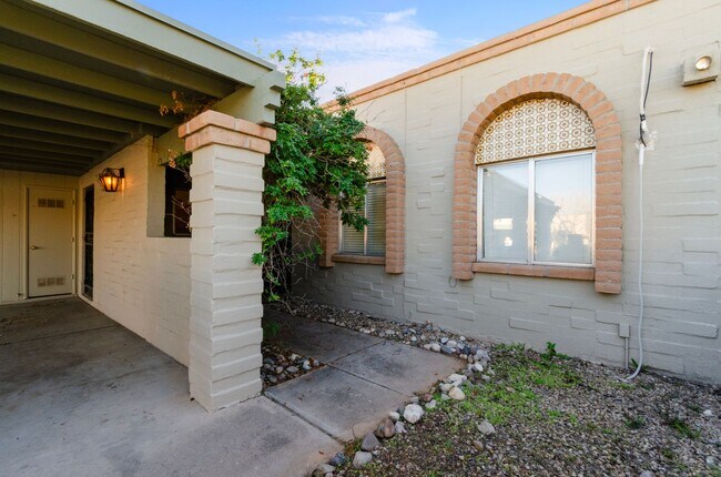 Building Photo - Cozzy Townhome with incredible mountain views! New Kitchen Appliances!
