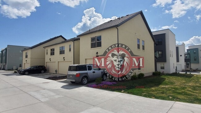 Building Photo - Great 3 Bd 2 Ba Townhome 2 Car Garage