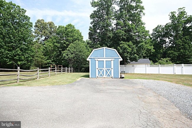 Building Photo - 45170 Settlers Ln