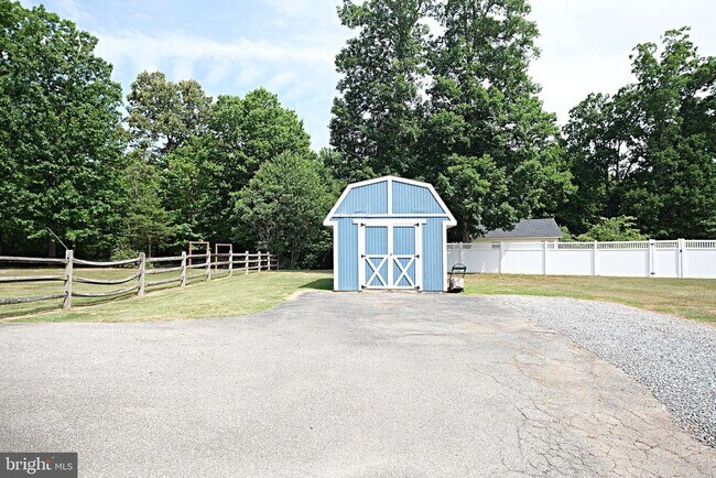 Foto del edificio - 45170 Settlers Ln