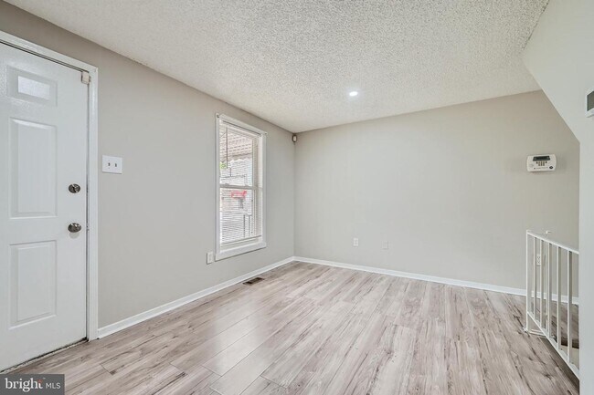 Foto del edificio - Modern 2-Bedroom Gem with Deck