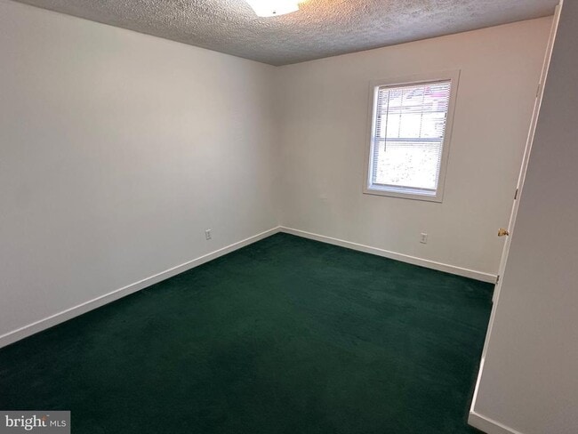 Foto del edificio - 30 Westridge Dr