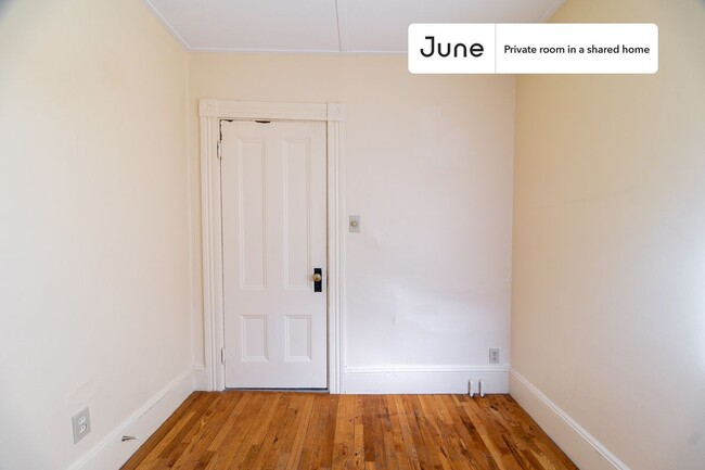 Building Photo - Private bedroom in 4 bed/1 bath Home