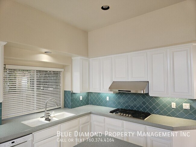 Foto del edificio - Spacious 3BR, 3 BA with loft with over 2,2...