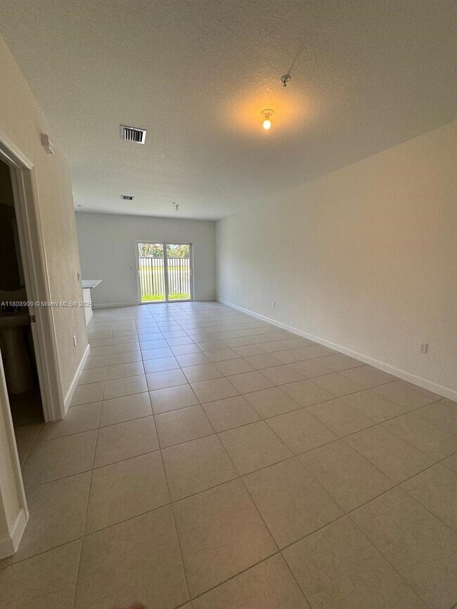 Foto del edificio - 18414 SW 2nd St