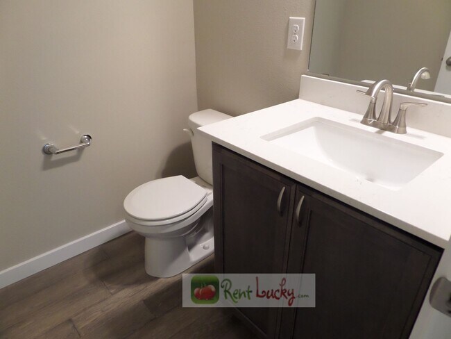 Foto del edificio - GORGEOUS!! Newer 3 Bedroom Home w/2-Car Ga...