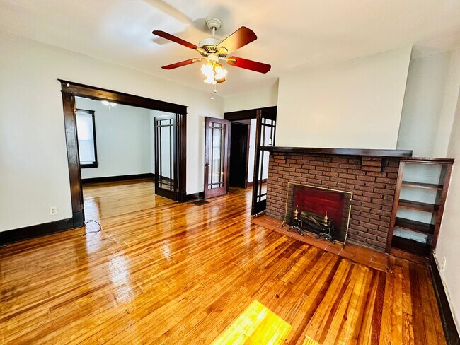 Foto del edificio - Adorable 2 bedroom home with two living ar...
