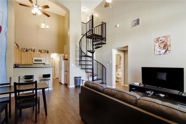 Foto del edificio - West Campus Complex For Lease Aug 2026!