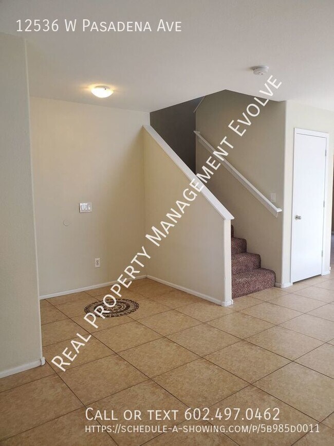 Foto del edificio - Large 2 Story Home
