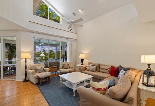 Building Photo - 824 S Harbor Dr