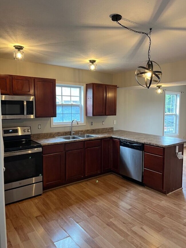 Building Photo - Spacious 2 Bed, 2.5 Bath Townhome in Peace...