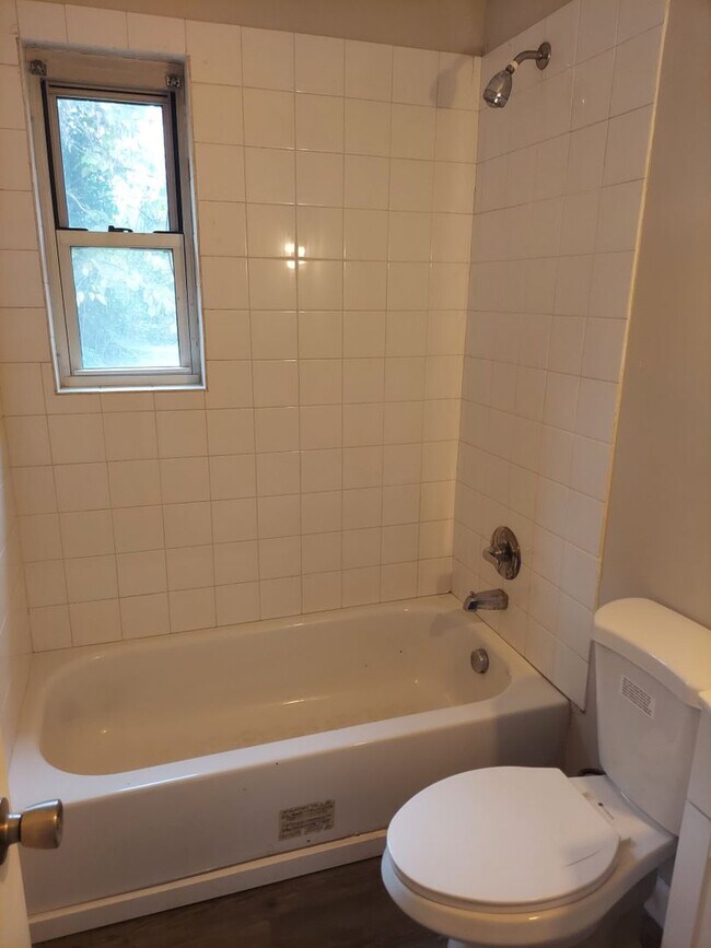 Foto del edificio - Left Side of Duplex