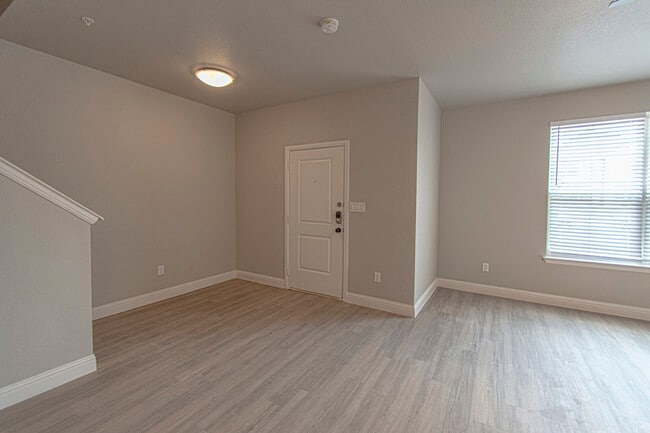 Building Photo - 1304 Good Ln