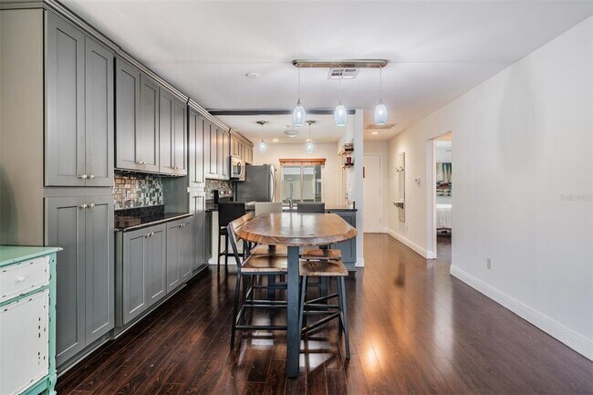 Foto del edificio - 637 Drake Ln N