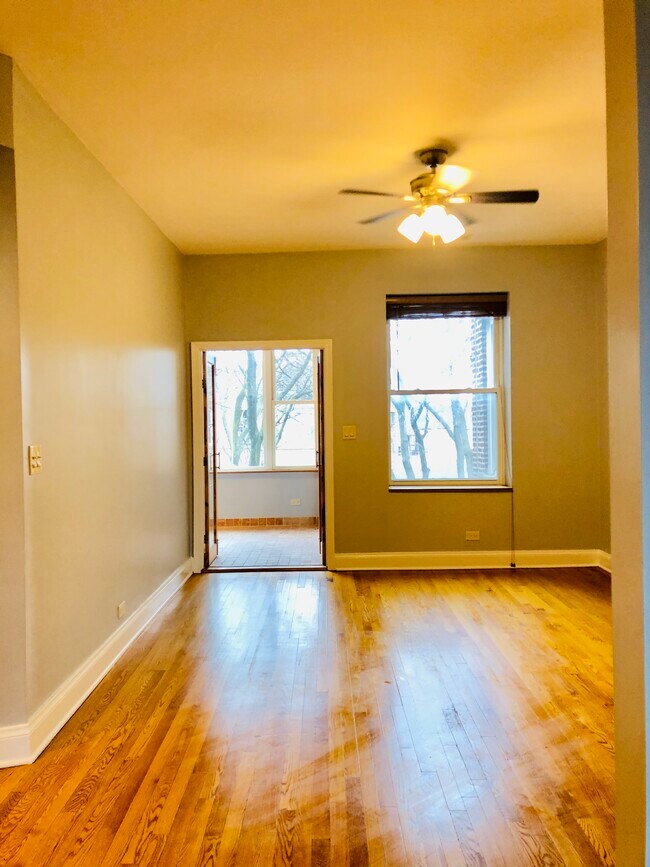 Sala de estar - 7654 N Greenview Ave