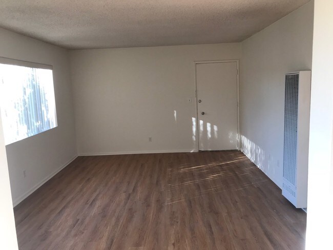 Sala de estar - 2201 Curtis Ave