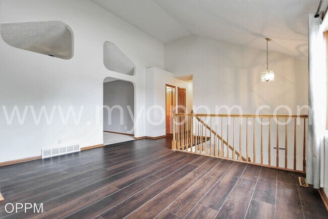 Building Photo - 4 br, 3 bath House - 8212 S. 67th Ct.