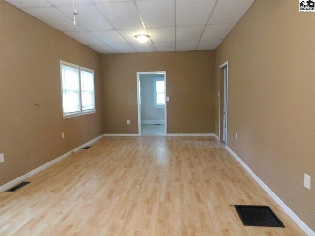 Foto del edificio - 2 bed, 1 bath with bonus room