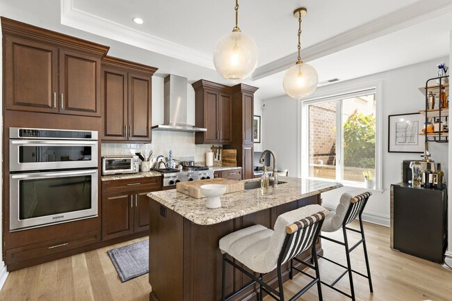 Building Photo - 250 Henley Pl