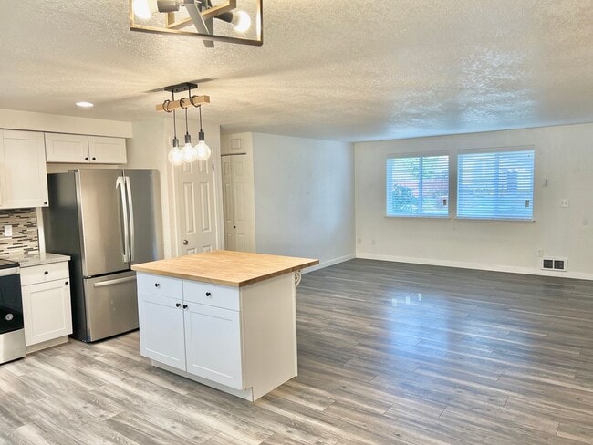 Foto del edificio - AVAILABLE NOW! 3BD 1.75 BATH SINGLE STORY HOME LARGE CORNER LOT